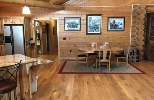 Thompson Falls House | Idyllic Mountain Log Hideaway for Celebrations & Relaxation