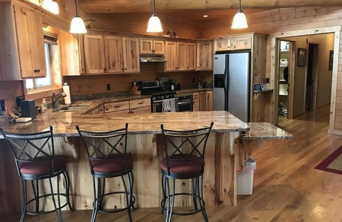 Thompson Falls House | Idyllic Mountain Log Hideaway for Celebrations & Relaxation