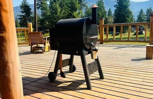 Thompson Falls House | Idyllic Mountain Log Hideaway for Celebrations & Relaxation