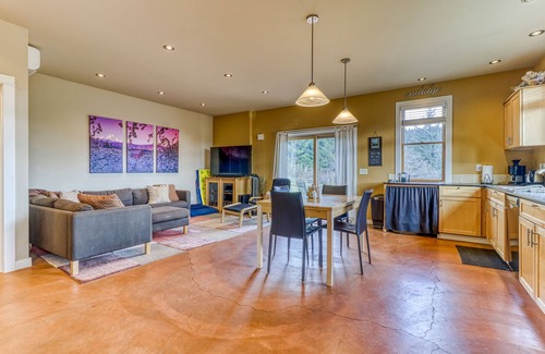 White Salmon House | Pet-Friendly Mountain Cabin with Hot Tub & Mt. Hood View