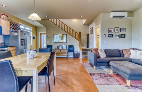 White Salmon House | Pet-Friendly Mountain Cabin with Hot Tub & Mt. Hood View