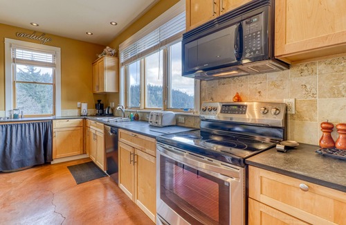White Salmon House | Pet-Friendly Mountain Cabin with Hot Tub & Mt. Hood View