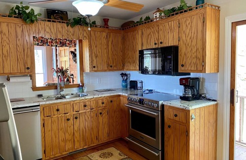 Ferguson Cabin | Mountain Cabin Retreat with Panoramic Views and Hot Tub