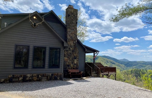 Ferguson Cabin | Mountain Cabin Retreat with Panoramic Views and Hot Tub