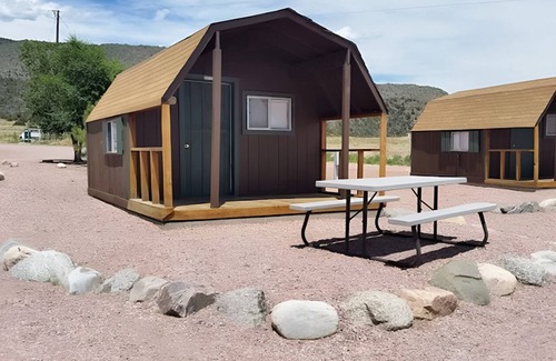 Canon City Cabin | Mountain Cabin Stay | BBQ & Picnic Area | Near Royal Gorge Bridge & Park