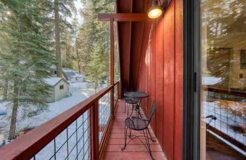 Donner Lake Woods House | Mountain Cabin w Fireplace Balcony Easy Ski Access Bear Americana