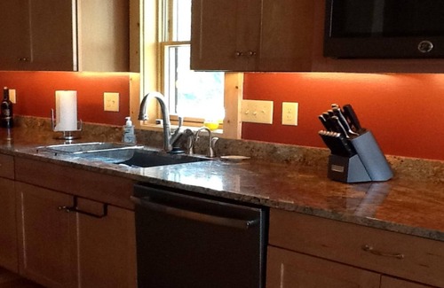 Vein Mountain Cabin | Cozy Mountain Cabin with Pool, Kitchen & Breakfast Included