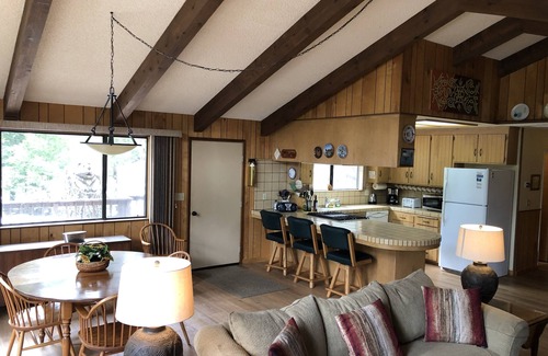 Shaver Lake Cabin | Cozy Mountain Cabin with Fireplace Near Shaver Lake