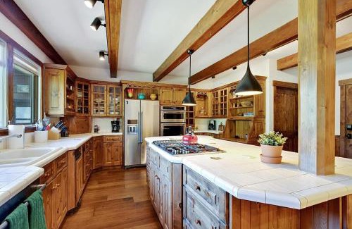 Weisshorn House | Cozy Mountain Chalet Steps from Gondola and Main St