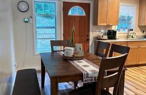 Bakersville Cabin | Unforgettable Mountain Command: Spa, Kitchen & Family-Friendly
