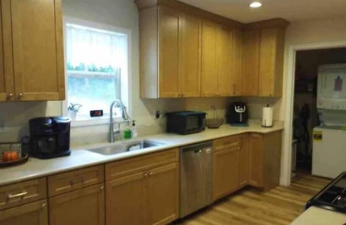 Bakersville Cabin | Unforgettable Mountain Command: Spa, Kitchen & Family-Friendly