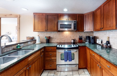Beaver Creek Condo | Cozy Mountain Condo with Balcony, Hot Tub & Shared Pool
