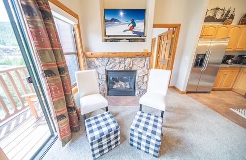 Mountain House Condo | Mountain Chic Condo with Vaulted Ceilings & Scenic Views