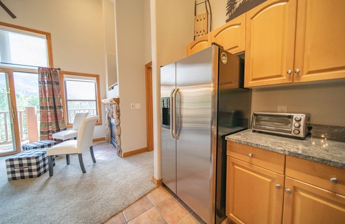 Mountain House Condo | Mountain Chic Condo with Vaulted Ceilings & Scenic Views