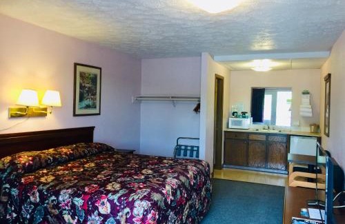 Branson West Hotel | Relax at Mountain Country Motor Inn with Family-Friendly Amenities