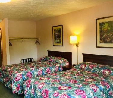 Branson West Hotel | Relax at Mountain Country Motor Inn with Family-Friendly Amenities