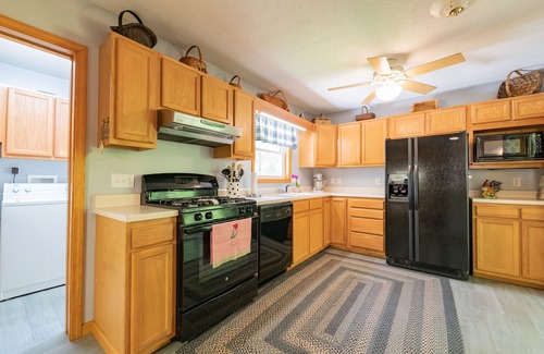 Waynesville House | Mountain Creek Home: Hot Tub, WiFi & 10/10 Guest Rated