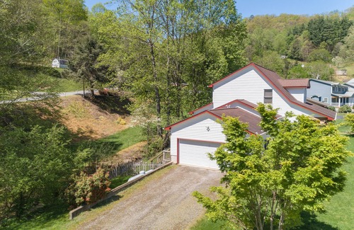 Waynesville House | Mountain Creek Home: Hot Tub, WiFi & 10/10 Guest Rated