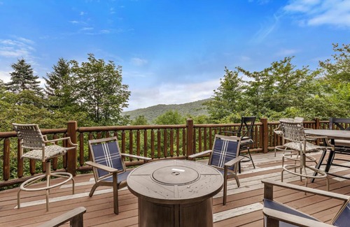 Seven Devils House | Mountain Delight: Family-Friendly Stay with Spa & Breakfast
