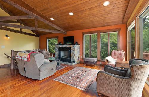 Seven Devils House | Mountain Delight: Family-Friendly Stay with Spa & Breakfast