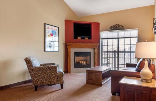 Mount Sunapee Hotel | Pet-Friendly Mountain Edge Suites with Pool & Hot Tub