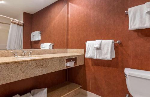 Mount Sunapee Hotel | Pet-Friendly Mountain Edge Suites with Pool & Hot Tub