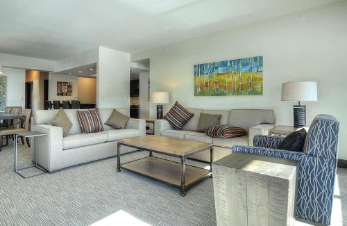 Peak 9 Apartment | Elegant Mountain Retreat with Pool and Hot Tub Amenities