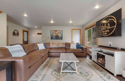 Black Hawk House | Tranquil Retreat with Hot Tub & Spa - Rated 9.8/10!