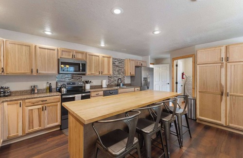 Black Hawk House | Tranquil Retreat with Hot Tub & Spa - Rated 9.8/10!