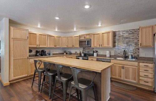 Black Hawk House | Tranquil Retreat with Hot Tub & Spa - Rated 9.8/10!