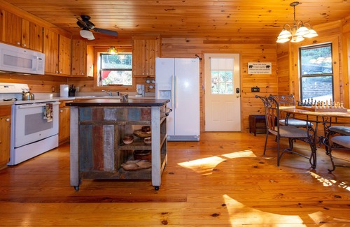 Blairsville Cabin | Unwind at Mountain Forest Cabin with Spa & Game Room