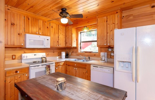 Blairsville Cabin | Unwind at Mountain Forest Cabin with Spa & Game Room