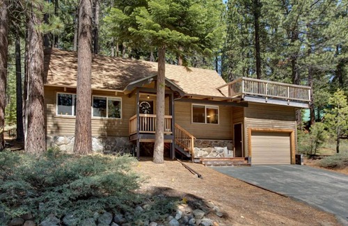 Country Club Estates Ski Chalet | Cozy Sagebrush Cottage: Ideal Family Retreat with Pool
