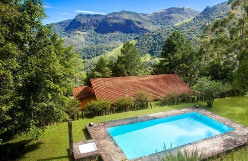 Miguel Pereira House | Mountain Retreat for 6 with Breakfast & Ocean View