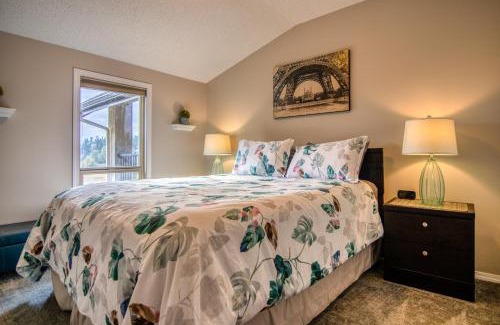 East Kootenay Apartment | Idyllic Mountain Getaway Condo - Steps from the Beach