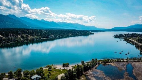 East Kootenay Apartment | Idyllic Mountain Getaway Condo - Steps from the Beach