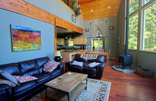Wenatchee House | Family and Pet-Friendly Mountain Getaway with Fiber Internet