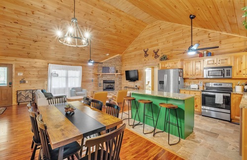 Eagle Mountain Cabin | Mountain Getaway for 12- Game Room, Pools, Fireplace, Hot Tub, Firepit, King Bed