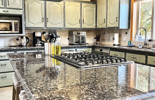 Cedar Ridge House | Idyllic Mountain Getaway Minutes from the Town Centre!