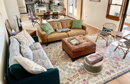 Cedar Ridge House | Idyllic Mountain Getaway Minutes from the Town Centre!
