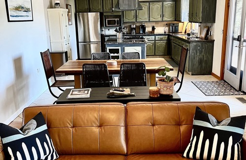 Cedar Ridge House | Idyllic Mountain Getaway Minutes from the Town Centre!