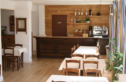 Guillaumes Hotel | Family-Friendly Mountain Retreat Steps from Ski Elevators