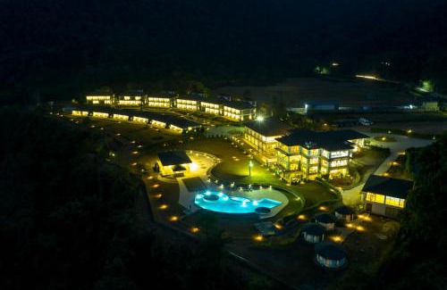 Kaski Hotel | Experience Mountain Glory Forest Resort: Spa & Ocean Views