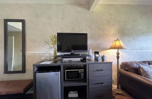 Mount Ida Apartment | Tranquil Mountain Harbor King Room on Lake Ouachita