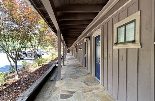 Mount Ida Apartment | Tranquil Mountain Harbor King Room on Lake Ouachita