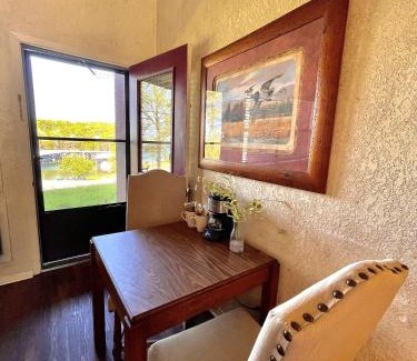 Mount Ida Hotel | Relaxing King Guest Room at Mountain Harbor on Lake Ouachita