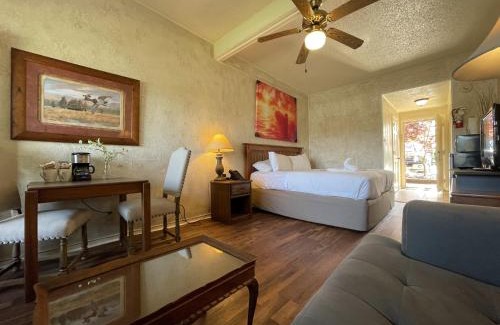 Mount Ida Hotel | Relaxing King Guest Room at Mountain Harbor on Lake Ouachita