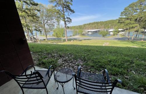 Mount Ida Hotel | Premier Mountain Harbor King Room with Lake Views & Amenities
