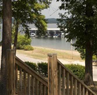 Mount Ida Hotel | Premier Mountain Harbor King Room with Lake Views & Amenities