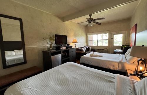 Mount Ida Hotel | Inviting Mountain Harbor Queen Room with Lake Views